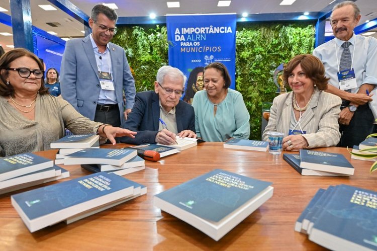 Assembleia lança livro que conta origem de todas as cidades do RN