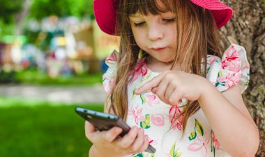 Uso excessivo de telas pode impactar desenvolvimento da fala infantil