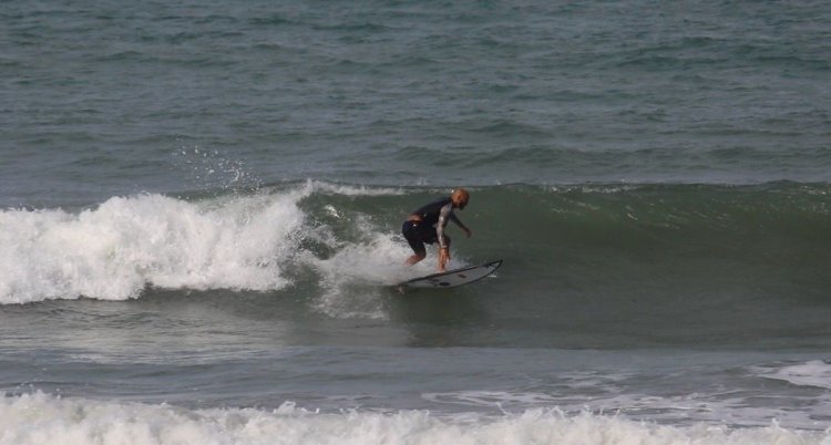 Tratamento sem cirurgia permite retorno de Jadson André às competições de surfe após lesão cervical