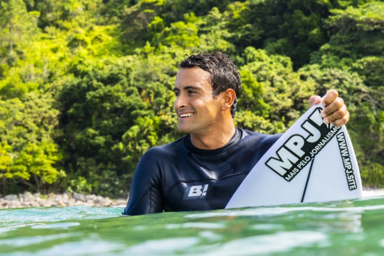 Mais Pelo Jornalismo aposta no surfe e patrocina Igor Moraes