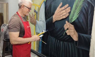Artista potiguar realiza restauração de histórico painel dos Mártires de Uruaçu