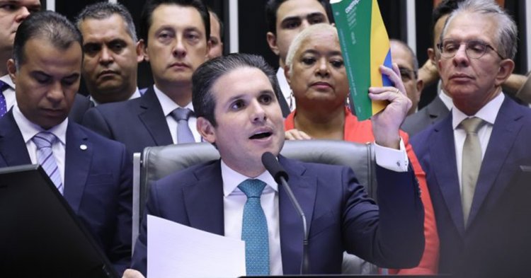 Tropa bolsonarista acua Motta enquanto jornais apertam Moraes