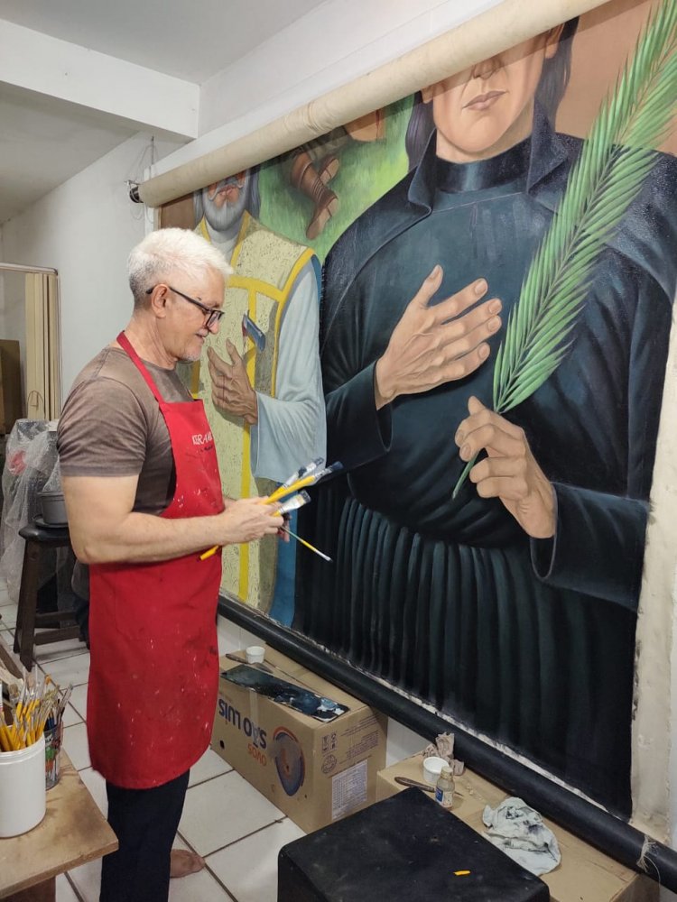 Artista potiguar realiza restauração de histórico painel dos Mártires de Uruaçu