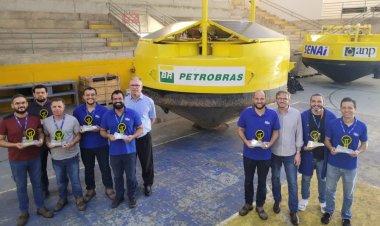 Pesquisadores e equipe técnica do ISI-ER recebem prêmio da Petrobras por boia Bravo