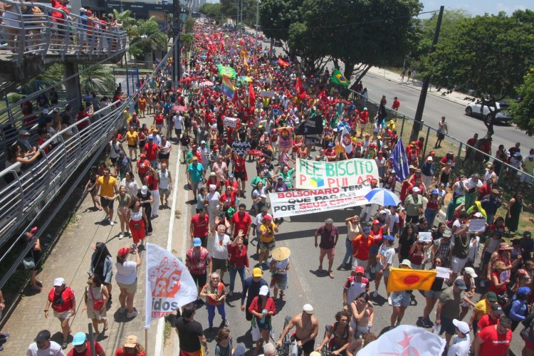 População de Natal realiza caminhada contra PEC da Bandidagem e anistia aos atos de 8 de janeiro