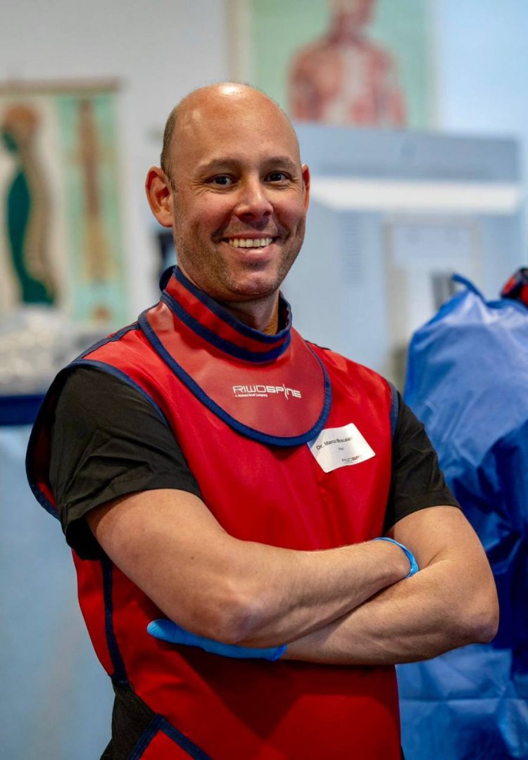 Dores na coluna atingem mais jovens e lideram afastamentos do trabalho, alerta neurocirurgião Marco Moscatelli