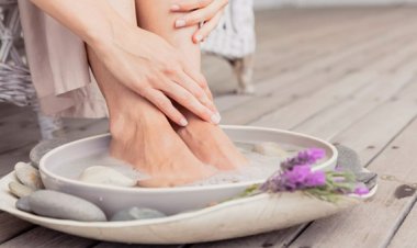 Escalda-pés: mitos e verdades sobre o alívio para pés inchados