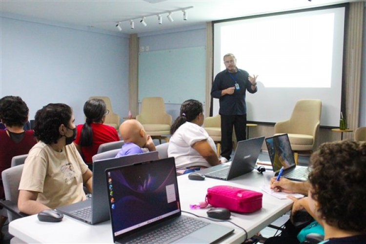 Conectando Saberes: Casa Durval Paiva fortalece inclusão digital e inovação na educação de pacientes